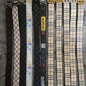 Designer bälten Louis Vuitton & Burberry - Flera snygga designerbälten från Louis Vuitton och Burberry. LV-bältena har klassiska monogram, schackrutor och färgglada tryck, medan Burberry-bältena har ikoniskt rutigt mönster i beige, rött och grått. Alla har metallspännen med logotyp. Perfekt för att lyfta din outfit. 200 kr styck eller 2000 för allla