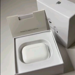 AirPods Pro (2nd generation) - Apple AirPods Pro (2nd generation) med MagSafe-laddningsetui, helt nya i originalförpackning. Aktiv brusreducering, transparensläge och adaptiv EQ. Kompatibla med iOS, iPadOS, Apple Watch och Mac. Förpackningen har en mindre reva men innehållet är oanvänt.