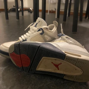 Jordan 4 - Jordan 4s Midnight Storlek 38 Är Fortfarande i Bra Skick  Behövs Bara En Medel Som Tar Bort Det Gula Från Netting Men Är inte Så Gula Heller. 