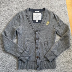 Kashmir Kofta från Abercrombie & fitch - Säljer en fet kofta från abercrombie & fitch i Kashmir blandning. Storlek M men skulle kunna passa S. 