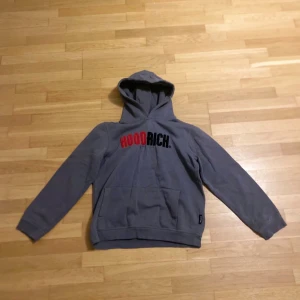 Hoodrich hoodie -   L i Barn 13-15, knappt använd pga det inte passar längre men är fortfarande i väldig bra skick. 