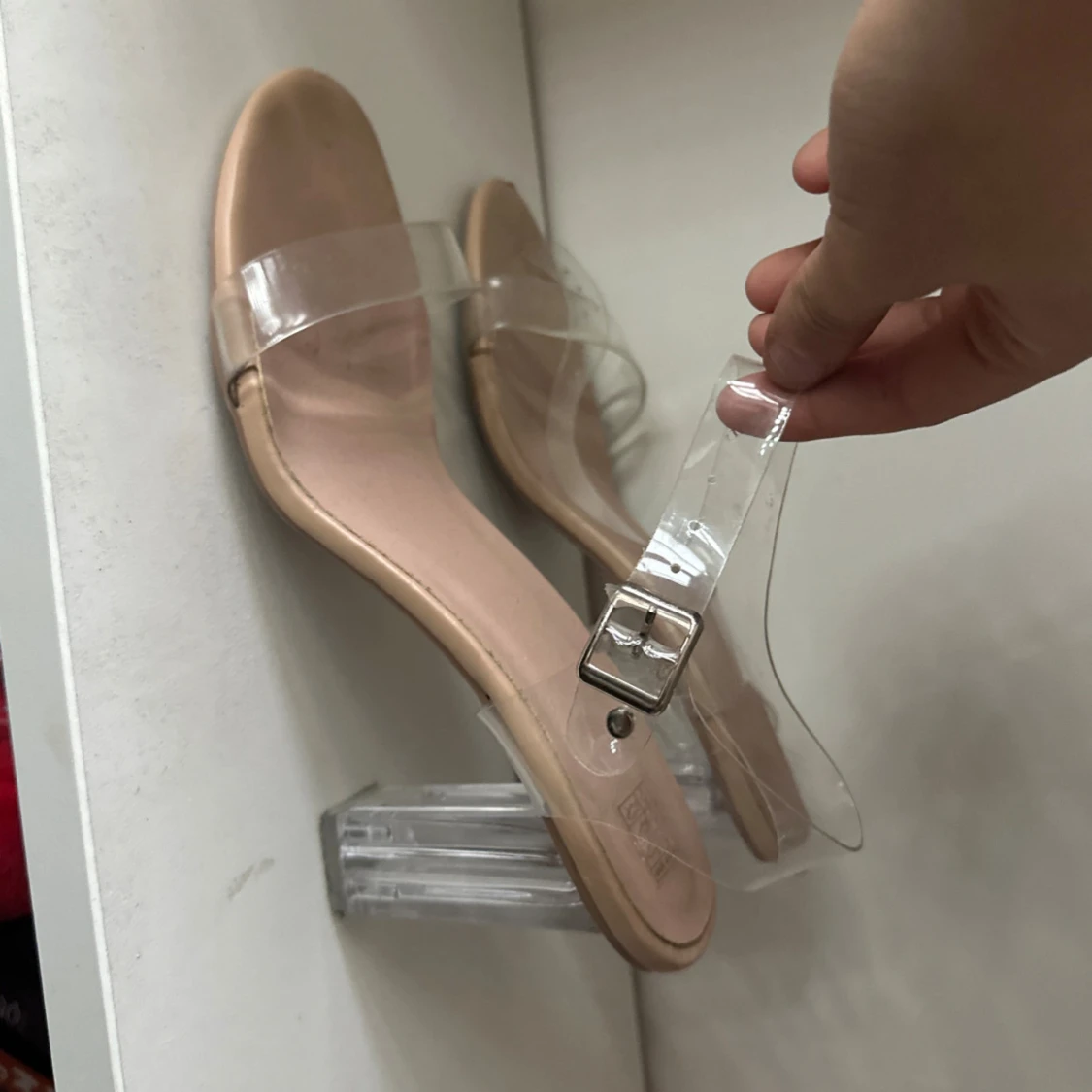 Beige sandaler med transparent klack - 1