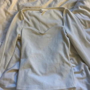 Vit tröja - Lågmidjade jeans i modellen 90’s boot🤍 stl xxs längd Full