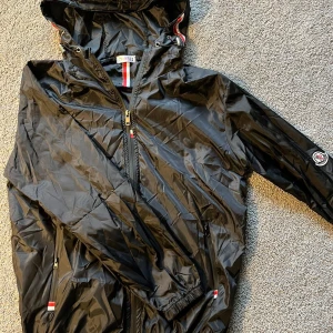 Moncler Windbreaker  - Helt ny & oanvänd ✅, storlek L men passar som M, Skickas inom 1 dag 📦 Kontakta gärna för mer info 😊