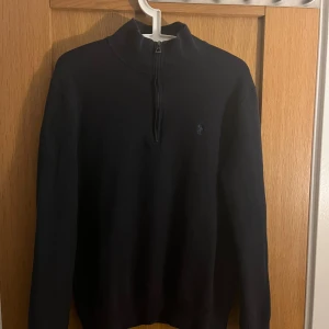 stickad tröja Ralph lauren storlek M - Storlek M, utmärkt skick. Skriv vid intresse eller frågor!