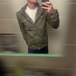 Field Jacket  - Tvär fet field jacket | Stolek S | Cond 9,5/10 | Modellen på bild är 180 o väger 75kg | Hör av er vid fler funderingar! 
