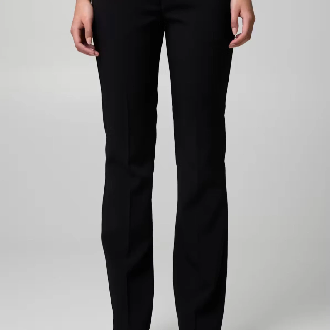 Svarta kostymbyxor med rak/utsvängd passform - 1