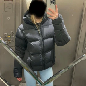 RIVEL DOWN PEAK PERFORMANCE JACKA - Säljer en dunjacka från peak performance, inga fel på jackan. Använt den två vintrar, super fin och varm. Det är herr storlek S från peak, men super skönt å ha lite oversized på vintern jag är normalt xs. Så den här jackan passar både xs,s och m i damstorlek då min mamma har provat den också å är storlek M. Superprakritiskt med två stora fickor å en innerficka!✨Pris går att diskuteras💗