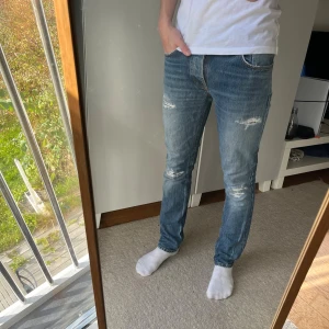 Nudie jeans grim tim med feta slitningar  - Tja!| Säljer detta feta paret Nudie jeans!| Modell: Grim Tim| Mycket gott skick!| Pris alltid diskuterbart!| Kontakta mig vid minsta fråga!| //Nils- köp efter 25/10 kommer skickas 30/10!