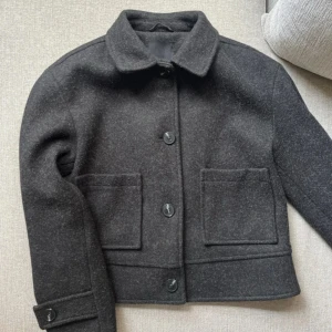 Kort kappa  - Knappt använt från lager 157, gråsvart i färgen