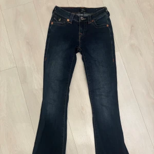 Mörkblå bootcut jeans True Religion - .