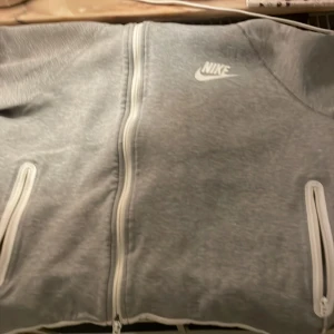 Nike tröja  - Bra skicka men har inte gillat den och den e för liten. Kan göra 50kr på snabb affär