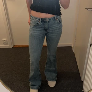 Bootcut ljusblå jeans från Monki - Säljer ett par klassiska ljusblå jeans med bootcut passform. Jeansen har fem fickor. Låg/ medelhög midja. Jag har aldrig använt byxorna så dem är i ett bra skick. Jag är 163 och byxorna är lite för långa för mig. 