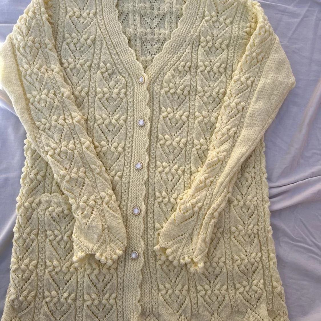 Benvitt  stickad kofta med pärlknappar