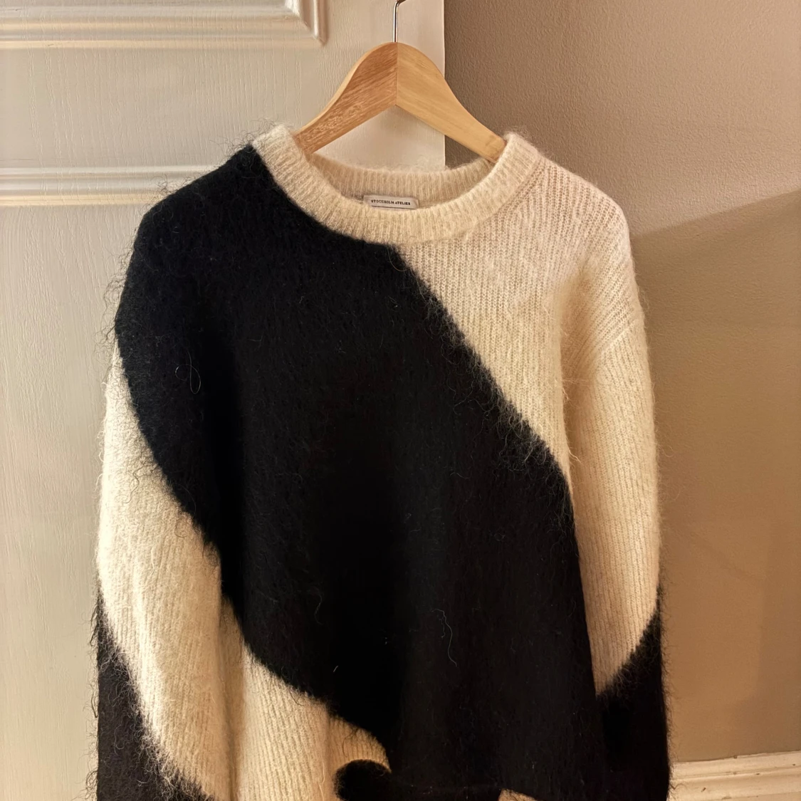 Jättefin svartvit stickad tröja från & other stories!💛 - 1
