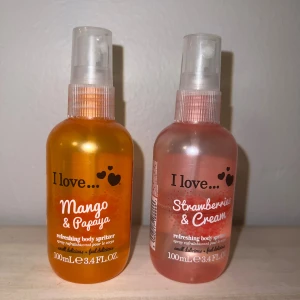 I Love... Body Spritz Duo - Två fräscha body spritzers: Mango & Papaya samt Strawberries & Cream. Perfekt för dig som vill ha en söt och fruktig touch. Varje flaska innehåller 100 ml. Tillverkad för I Love Cosmetics Ltd. Ungefär halva kvar i den rosa och till sträcket i den oranga.