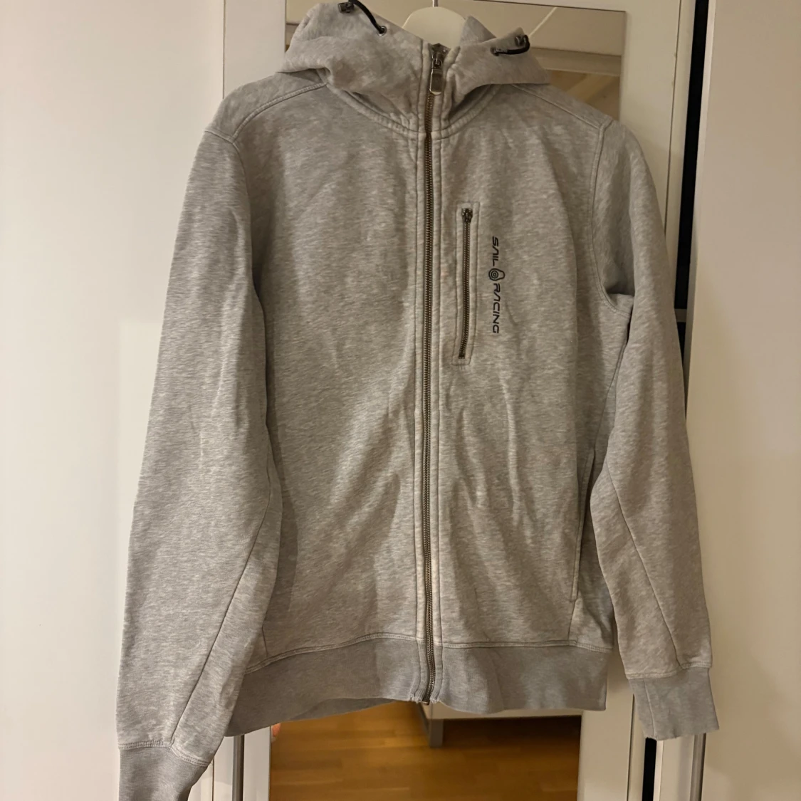 Grå hoodie från Sail Racing