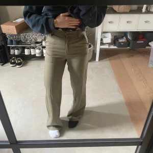 Kostymbyxor raka  - Jättefina gröna/ khaki färgade kostymbyxor från nakd, aldrig använda med prislappen kvar! 