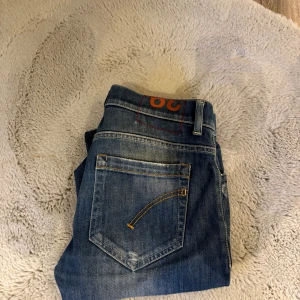 Dondup George  - Säljer ett par dondup George i storlek w29 dom är i väldigt bra skick har ni några frågor eller funderingar hör av er 