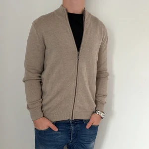 Full zip  - Replay Jeans | skick 9/10 | Storlek L | Pris - 399kr | Modellen är ca 179cm lång | Hör av dig vid minsta fråga eller fundering!!