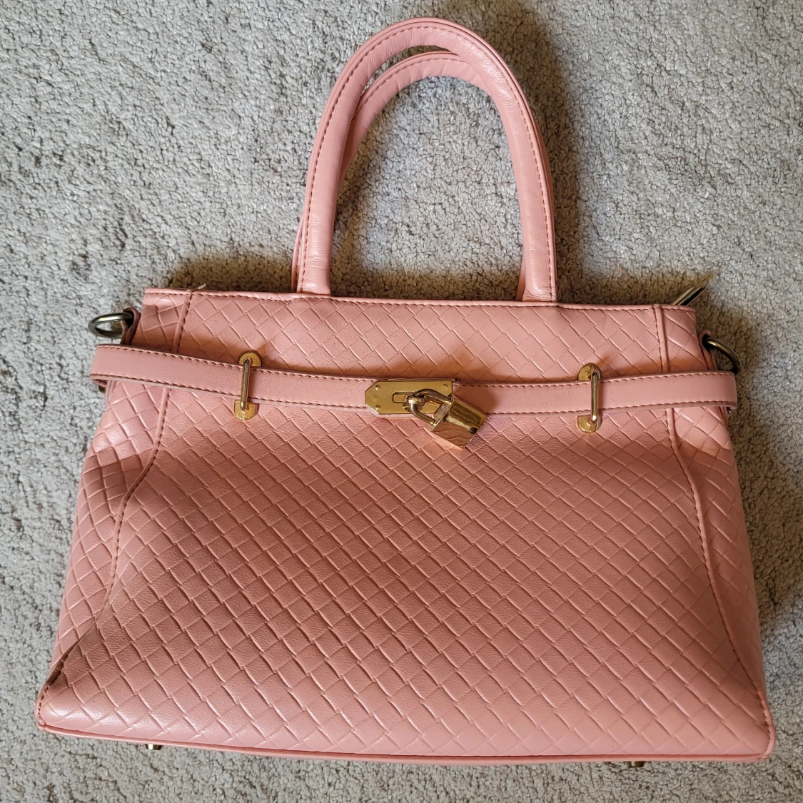 Rosa handväska med guldiga detaljer - 2