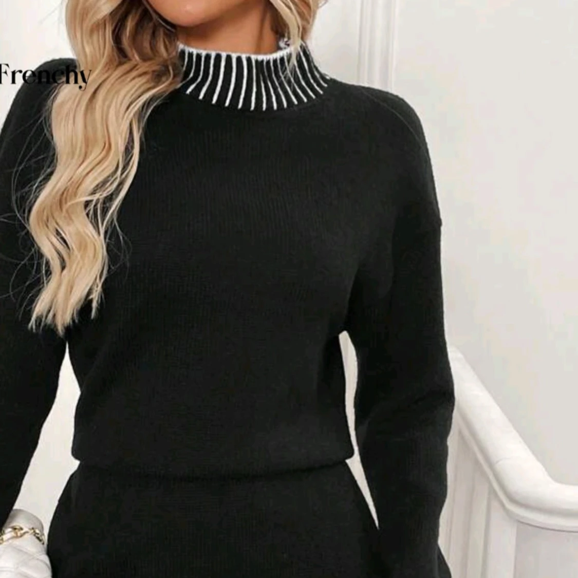 Svart stickad kortklänning med vita detaljer - 1