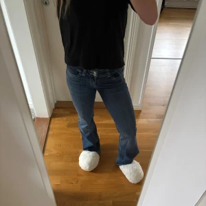Blå bootcut jeans - Snygga bootcut jeans, lågmidjade. De har brodering på bakfickorna. Säljer då de inte kommit till användning. Köptes dyra, men har satt ett lägre pris på de på grund av slitna ändar i byxbenen💕