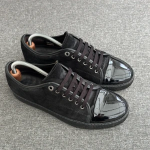 Lanvin Skor | 43 - Lanvin Dbb1 sneakers | Grymt skick | Skosnören utbytta | Storlek 8,  passar 42-43 | Endast skorna ingår | INGA BYTEN | Fraktar spårbart eller möts upp i Täby 