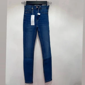 Blå skinny high waist jeans Molly - Snygga blå skinny jeans från Molly med hög midja och klassisk femficksdesign. Jeansen har smal passform, dragkedja och knapp framtill samt bälteshällor. Perfekta för dig som gillar en tight och stilren look.