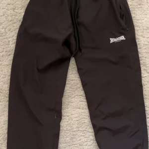 sofia byxor  - sofia byxor, dragkedjor på fickorna och snören