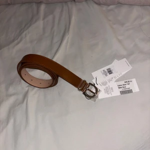 Brunt skärp från Calvin Klein i skinn - helt sprillans ny (oanvänd), säljer pga affären gick i konkurs under Corona tiderna så vi passar på att sälja så mycket som möjligt. Original pris 549kr men säljer för 400kr. Priset kan diskuteras vid snabba affärer.