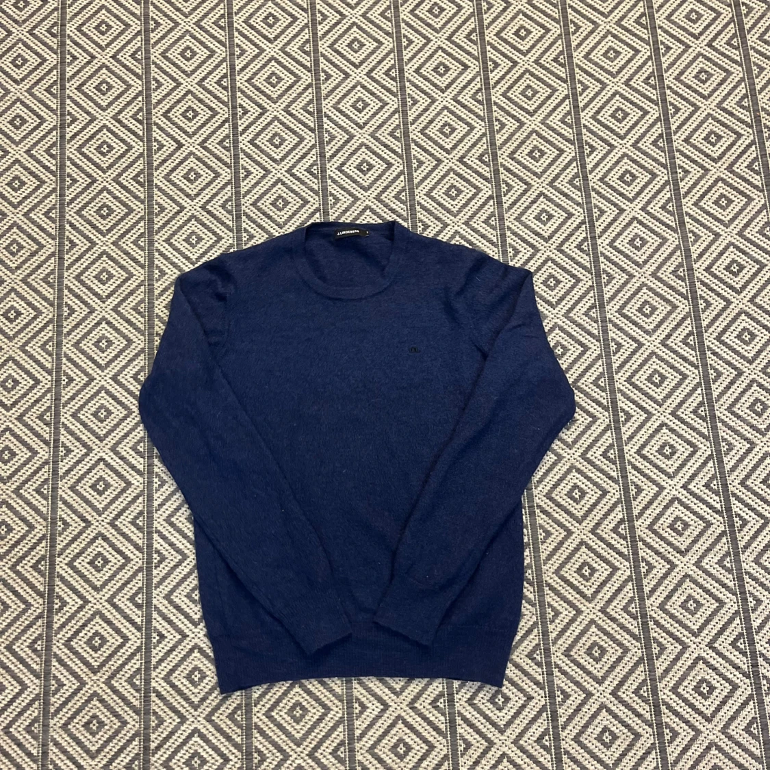 Mörkblå stickad tröja från J.Lindeberg