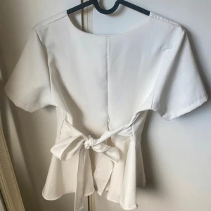 Volangblus - En otroligt fin blus med volanger! Använd ett fåtal gånger men är i mycket bra skick! Står ingen storlek men skulle säga att den sitter som S/36/38