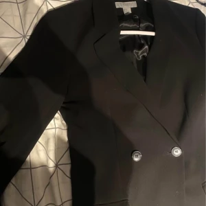 H&M - Stilren och elegant kappa från H&M  helt ny, aldrig använd, i perfekt skick. Ett måste för din garderob! 