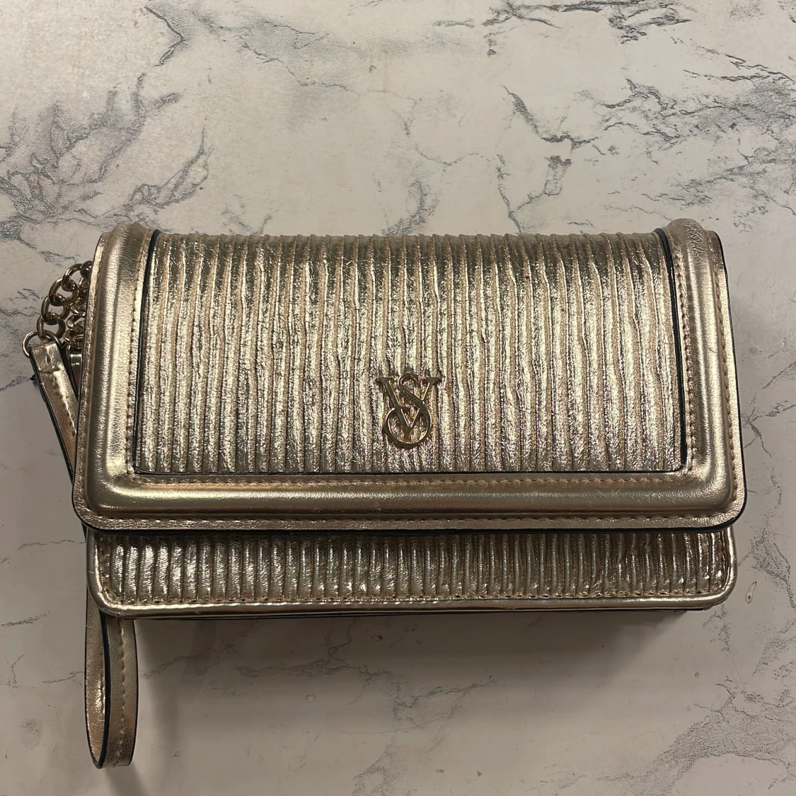 Guldig handväska från Victoria's Secret