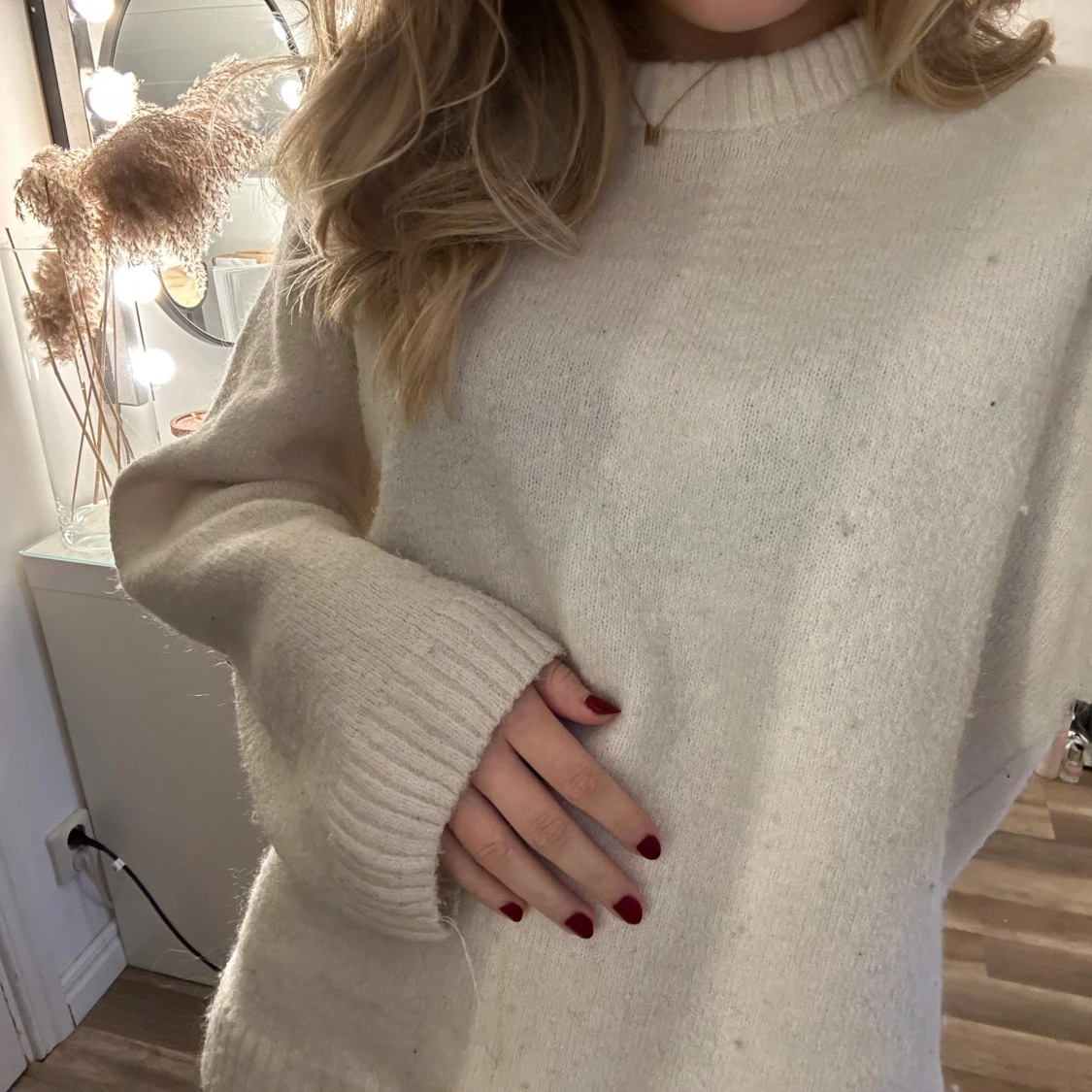 Krämvit stickad tröja med breda ärmar - 1