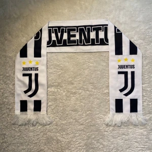 Juventus halsduk - Säljer en helt ny Juventus halsduk 🧣, perfekt till vintern, samlare eller till fans. Kontakta gärna om du har frågor 