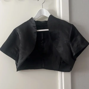 Svart siden bolero - Jätte fin bolero!!!