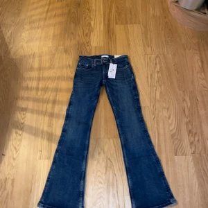 Ultra low bootcut jeans blå Perfect Jeans - Snygga sprillans nya blå jeans från Gina tricot i modellen ultra low bootcut. De har låg midja, klassisk femficksdesign och coola vita sömmar på bakfickorna. De har en snygg tvättad look men snygga designer💗