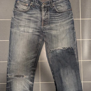 Dry selvadge Nudie Grim Tim 30/32 - Kanske min sjukaste grail jag äger. Nudie Grim Tim med en sjukt snygg tvätt som kommer med åren. Gjorda mellan 2001-2006 enligt Nudies egna repair shop I Gbg. Även lagade i knäna från samma affär i mitten av oktober, helt nytt! 1750 eller rimligt bud.