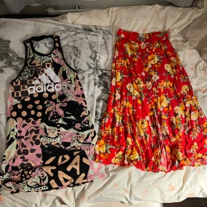 Kjol och en klänning  - Färgstark långkjol i rött med stora blommor i gult, grönt och vitt. Även en Addidas känning 