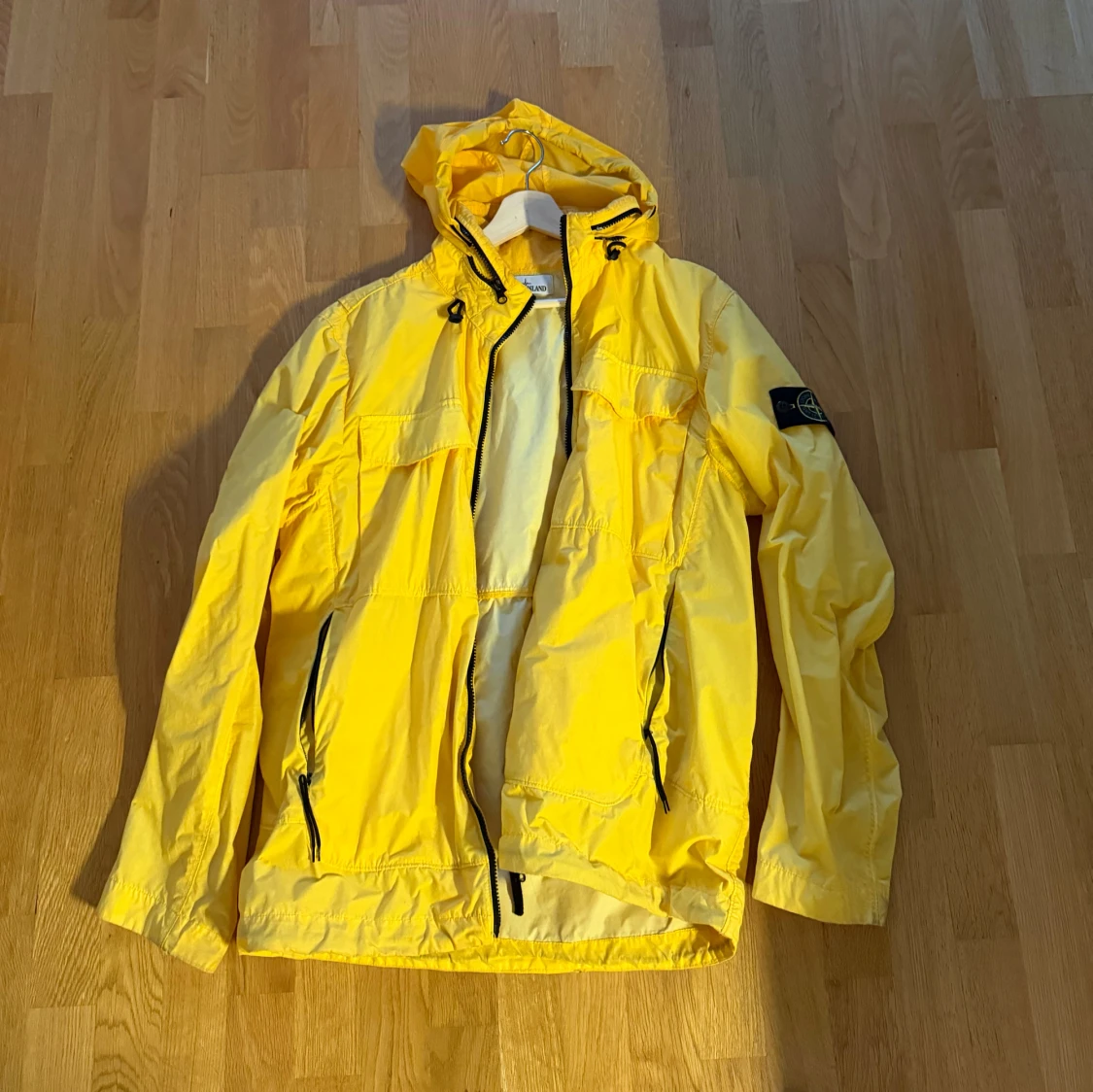 Gul vindjacka från Stone Island - 1