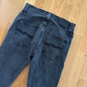 Nudie jeans - Svarta jeans från nudie jeans. Modellen heter grim tim. Storlek 33/34 men passar mindre. Mycket fint skick säljer pga de var för korta för mig. Bara att höra av sig vid frågor eller funderingar.