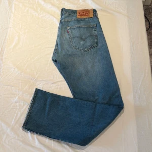 Levi's 501  - Levi's 501 jeans i ljusblå tvätt med raka ben och normal passform. Använda ett fåtal gånger, skick 10/10. Nypris runt 1149kr. 