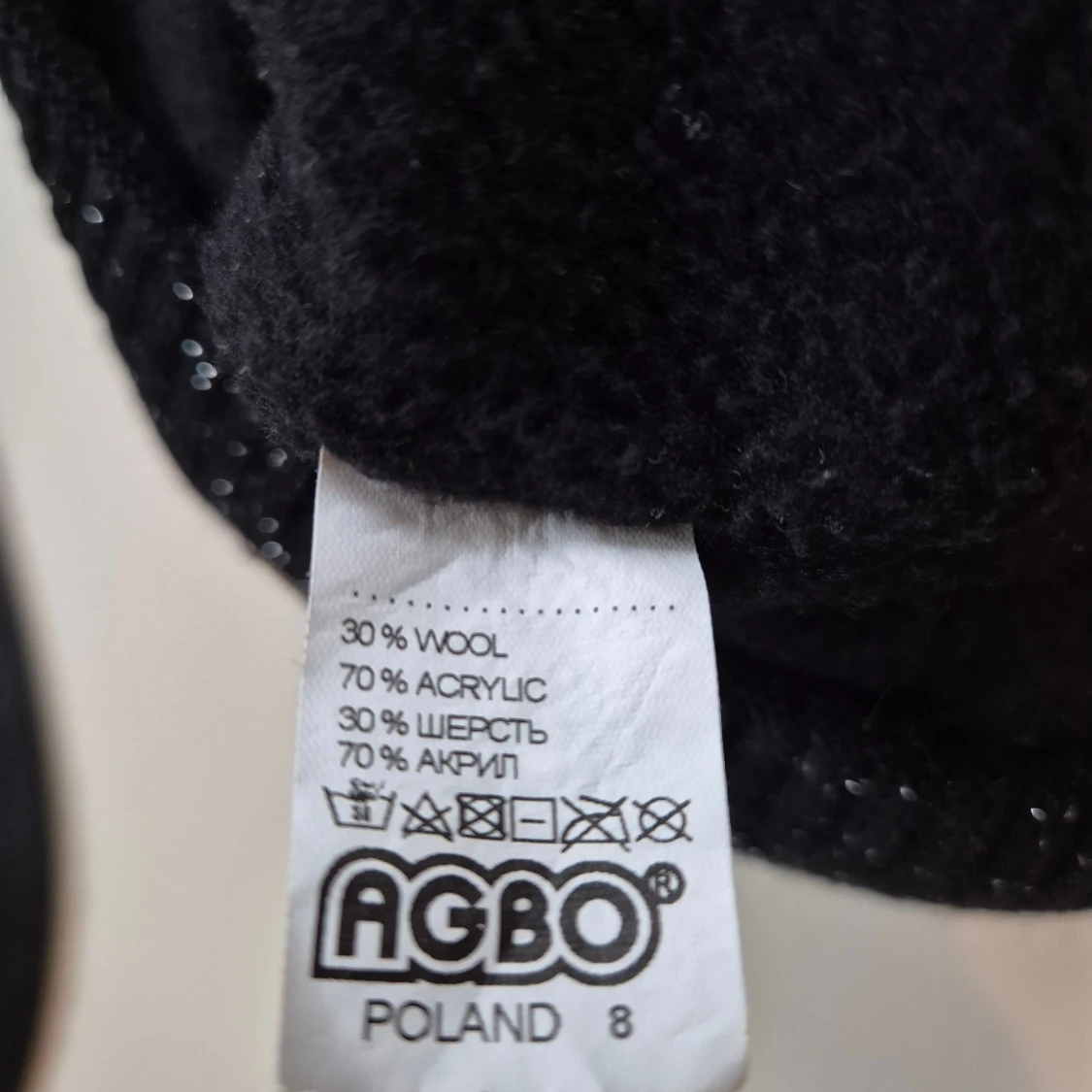 Snygg svart glittrig mössa med tofs  - 1