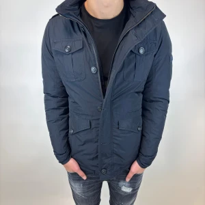 Woolrich Jacka  - Hej! Säljer nu denna väldigt snygga och eftertraktade Woolrich Fieldjacka!  Jackan är slutsåld överallt och går inte att få tag på… jackan är perfekt nu till hösten/vintern  Storlek S Ny pris: 6000 kr Säljs för: 1499 kr 