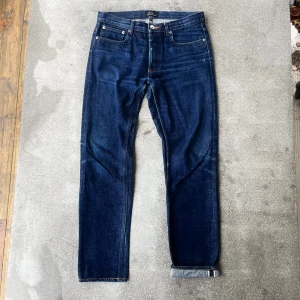 Selvedge A.P.C. Petit New Standard jeans - Soft mörkblå jeans från A.P.C. i modellen Petit New Standard. 100 % bomull med Selvedge sömmar. Jeansen är i bra skick med ganska nice fade.