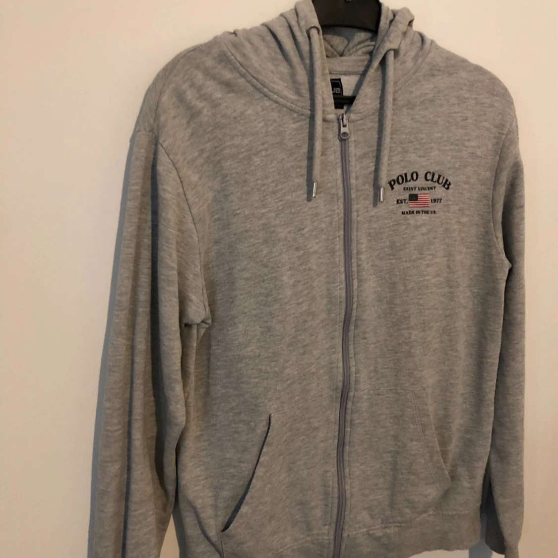 Grå hoodie från Polo Club med dragkedja