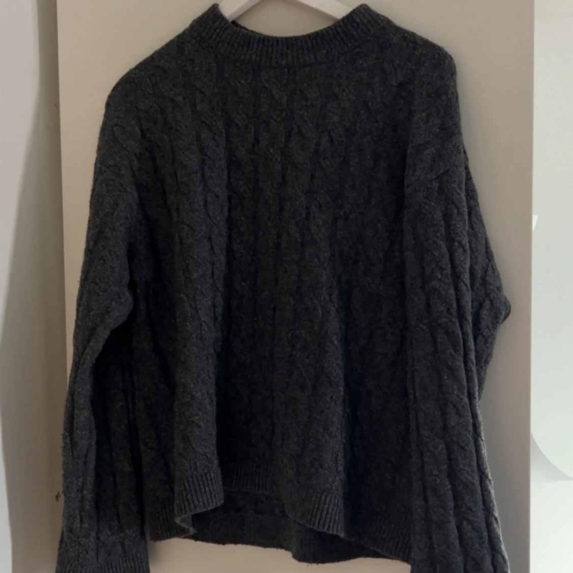 Mörkgrå stickad tröja från H&M - 1