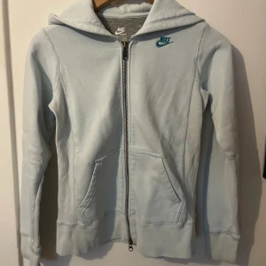 Hoodie  - Säljer en blå hoddie med dragkedja från Nike, den är varm och har skönt material. Tröjan är i bra skick och använd fåtal gånger🩵